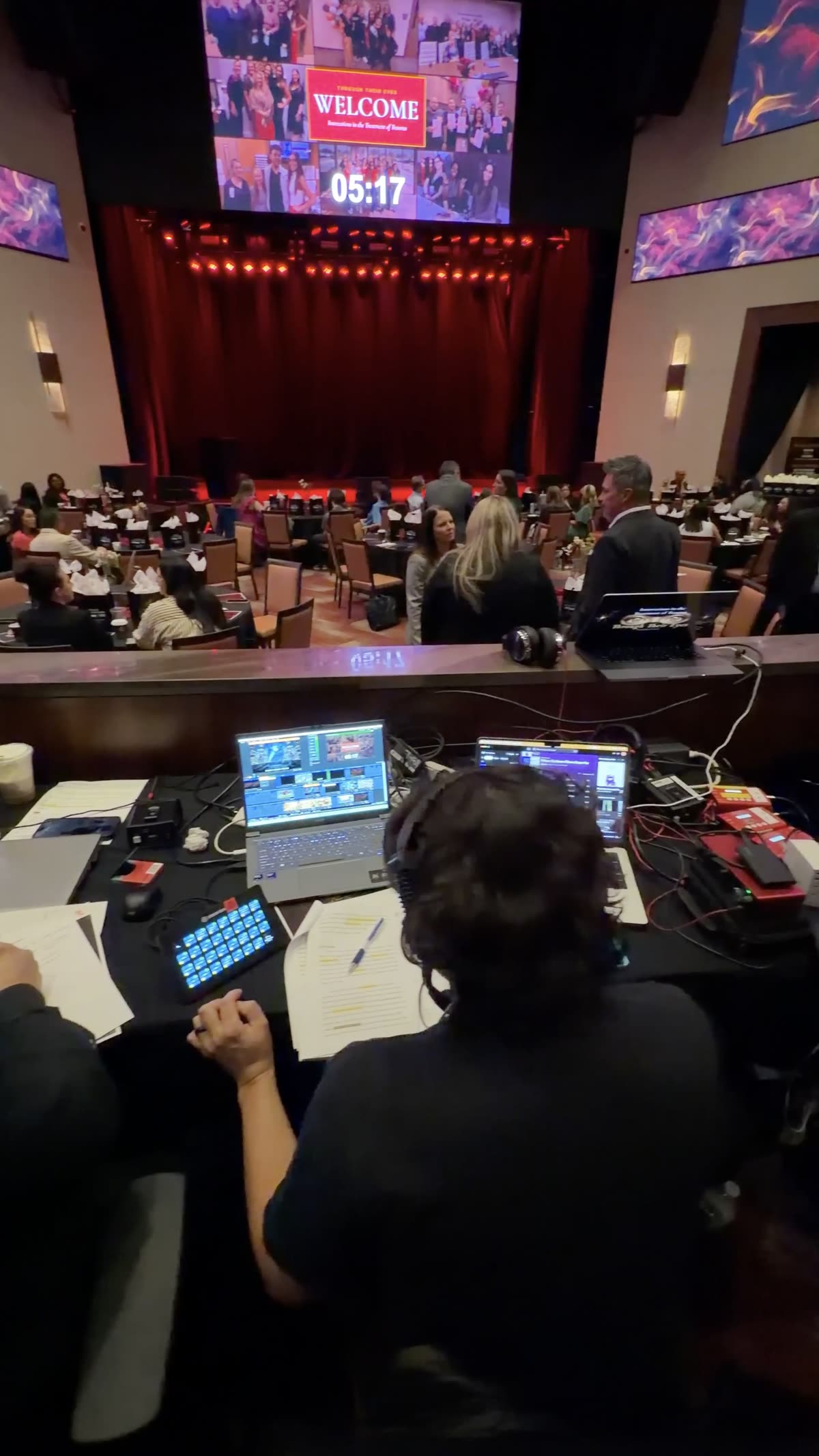 An operator with the cue controller in hand, the countdown running on the screen above